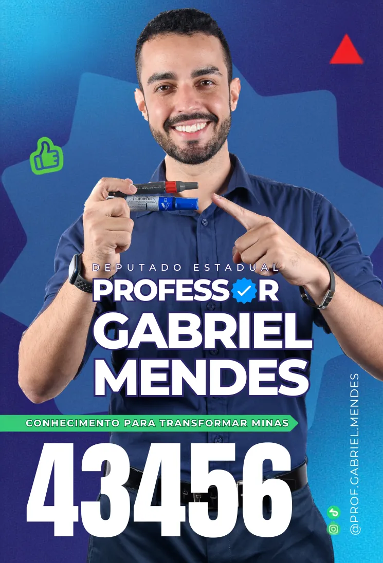 Professor Gabriel Mendes sorrindo com uma xícara de café na mão